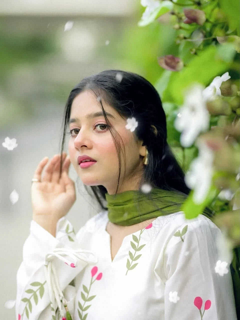 Elegant White Cotton Floral Kurta Pant Set for Women