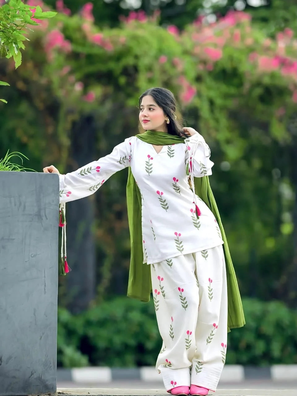 Elegant White Cotton Floral Kurta Pant Set for Women