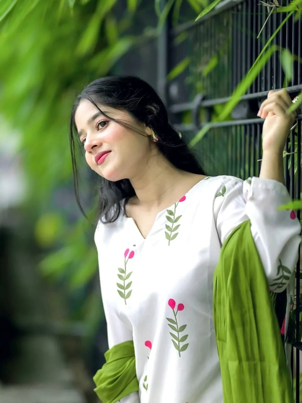 Elegant White Cotton Floral Kurta Pant Set for Women
