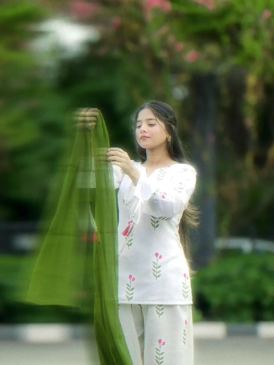 Elegant White Cotton Floral Kurta Pant Set for Women